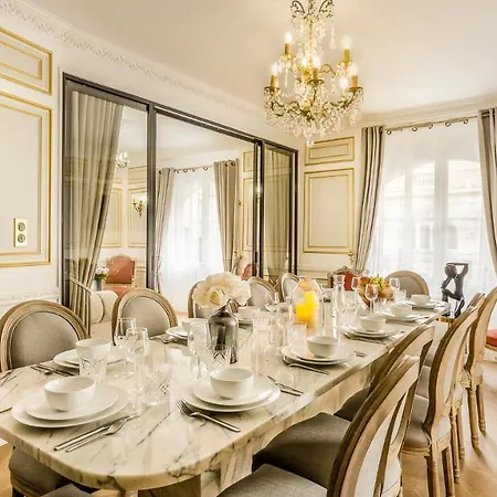 Luxury 6 Bedroom 5 Bathroom Palace - Louvre View