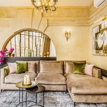 Luxury 6 Bedroom 5 Bathroom Palace - Louvre View *