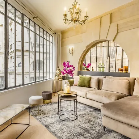 Luxury 6 Bedroom 5 Bathroom Palace - Louvre View *