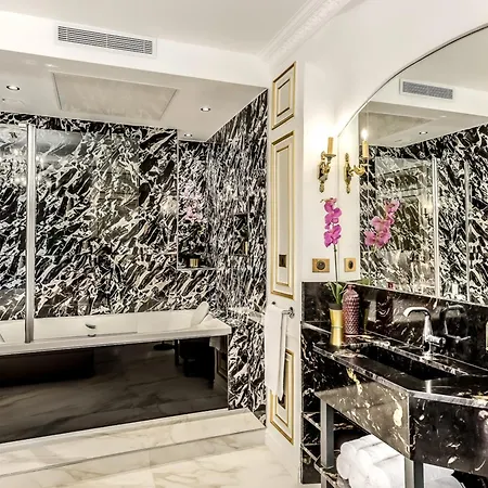 Luxury 6 Bedroom 5 Bathroom Palace - Louvre View