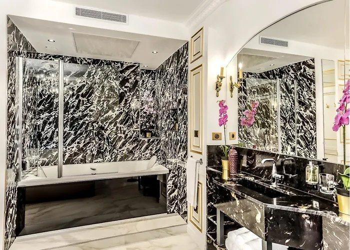 Merveil Signature - Valois - Louvre View